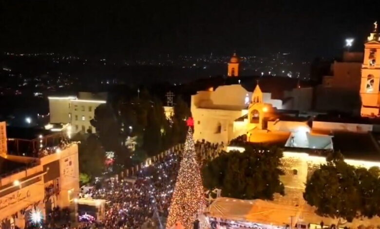 Βηθλεέμ:-Φωταγωγήθηκε-το-χριστουγεννιάτικο-δέντρο-για-πρώτη-φορά-από-την-έναρξη-του-πολέμου-στη-Γάζα