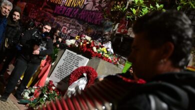 Αλέξανδρος-Γρηγορόπουλος:-Λουλούδια-και-μουσική-στο-μνημείο-–-Η-ανακοίνωση-της-ΕΛΑΣ-για-τα-επεισόδια