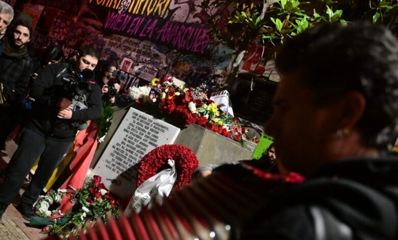 Αλέξανδρος-Γρηγορόπουλος:-Λουλούδια-και-μουσική-στο-μνημείο-–-Η-ανακοίνωση-της-ΕΛΑΣ-για-τα-επεισόδια