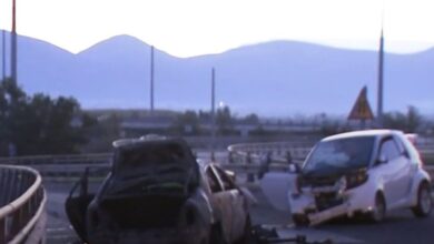 Παλαιό-Φάληρο:-Οδηγός-αυτοκινήτου-μπήκε-στο-αντίθετο-ρεύμα-και-προκάλεσε-τροχαίο-–-Κάηκε-ολοσχερώς-το-όχημα-του