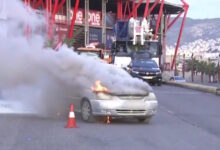 Πειραιάς:-Αυτοκίνητο-πήρε-φωτιά-στη-μέση-του-δρόμου-–-Βγήκαν-τελευταία-στιγμή-οι-επιβάτες,-δείτε-βίντεο