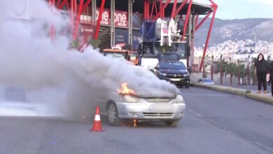 Πειραιάς:-Αυτοκίνητο-πήρε-φωτιά-στη-μέση-του-δρόμου-–-Βγήκαν-τελευταία-στιγμή-οι-επιβάτες,-δείτε-βίντεο