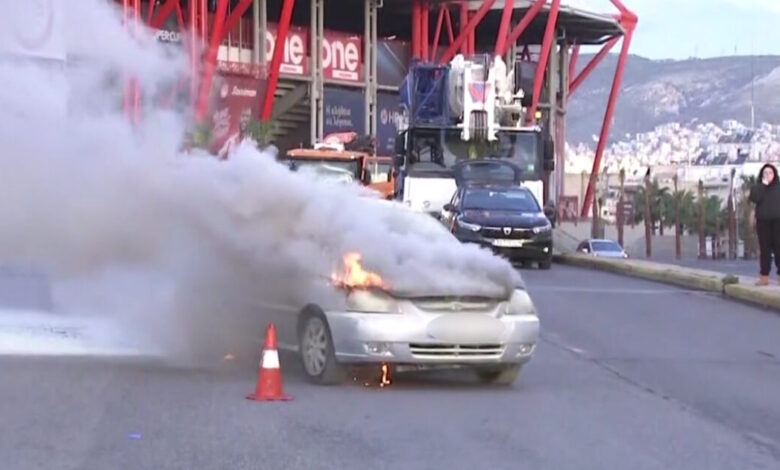 Πειραιάς:-Αυτοκίνητο-πήρε-φωτιά-στη-μέση-του-δρόμου-–-Βγήκαν-τελευταία-στιγμή-οι-επιβάτες,-δείτε-βίντεο