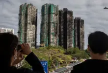 Το-Χονγκ-Κονγκ-ψηφίζει-στις-εκλογές-καθώς-η-πόλη-θρηνεί-την-φονική-πυρκαγιά