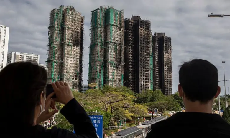 Το-Χονγκ-Κονγκ-ψηφίζει-στις-εκλογές-καθώς-η-πόλη-θρηνεί-την-φονική-πυρκαγιά