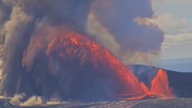 Χαβάη:-«Ξύπνησε»-το-ηφαίστειο-Κιλαουέα-–-Εντυπωσιακοί-πίδακες-λάβας-«καταπίνουν»-κάμερα-που-κατέγραφε-την-έκρηξη