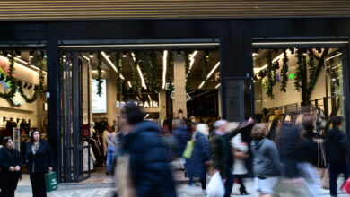 Εορταστικό-ωράριο-Χριστουγέννων-2025:-Πώς-θα-λειτουργήσουν-τα-καταστήματα,-ποιες-Κυριακές-είναι-ανοιχτά-τα-μαγαζιά