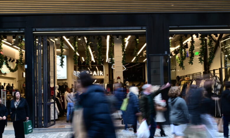 Εορταστικό-ωράριο-Χριστουγέννων-2025:-Πώς-θα-λειτουργήσουν-τα-καταστήματα,-ποιες-Κυριακές-είναι-ανοιχτά-τα-μαγαζιά