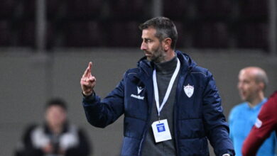 ΑΕΛ-novibet:-Παρελθόν-ο-Στέλιος-Μαλεζάς-από-τον-πάγκο-των-«βυσσινί»