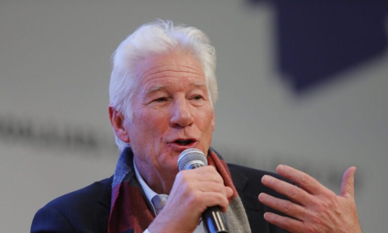 Ο-Ρίτσαρντ-Γκιρ-για-το-ντοκιμαντέρ-«wisdom-of-happiness»-αφιερωμένο-στον-Δαλάι-Λάμα-–-«Ποτέ-δεν-έχω-δουλέψει-τόσο-σκληρά»