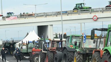 Τα-μπλόκα-των-αγροτών-«κόβουν»-την-Ελλάδα-στα-δύο:-Κλείνουν-και-παράδρομους,-ετοιμάζονται-για-λιμάνια