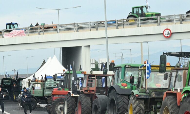 Τα-μπλόκα-των-αγροτών-«κόβουν»-την-Ελλάδα-στα-δύο:-Κλείνουν-και-παράδρομους,-ετοιμάζονται-για-λιμάνια