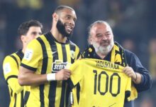 Ο-Αρόλντ-Μουκουντί-συμπλήρωσε-100-αγώνες-με-την-ΑΕΚ-και-ο-Μάριος-Ηλιόπουλος-του-έδωσε-αναμνηστική-φανέλα