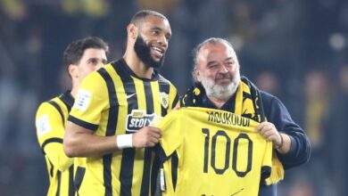 Ο-Αρόλντ-Μουκουντί-συμπλήρωσε-100-αγώνες-με-την-ΑΕΚ-και-ο-Μάριος-Ηλιόπουλος-του-έδωσε-αναμνηστική-φανέλα