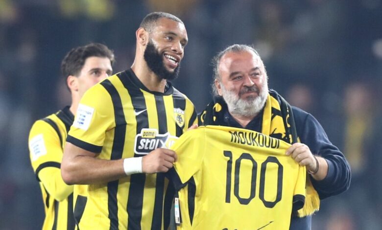 Ο-Αρόλντ-Μουκουντί-συμπλήρωσε-100-αγώνες-με-την-ΑΕΚ-και-ο-Μάριος-Ηλιόπουλος-του-έδωσε-αναμνηστική-φανέλα