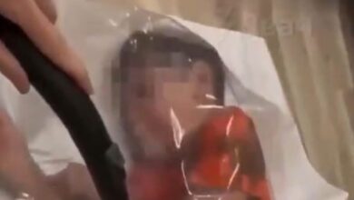 Ρωσία:-Σάλος-με-influencer-μητέρα-που-έβαλε-τον-γιο-της-σε-σακούλα-και-ρούφηξε-τον-αέρα