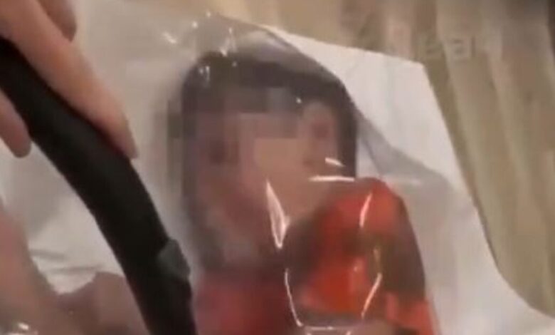 Ρωσία:-Σάλος-με-influencer-μητέρα-που-έβαλε-τον-γιο-της-σε-σακούλα-και-ρούφηξε-τον-αέρα