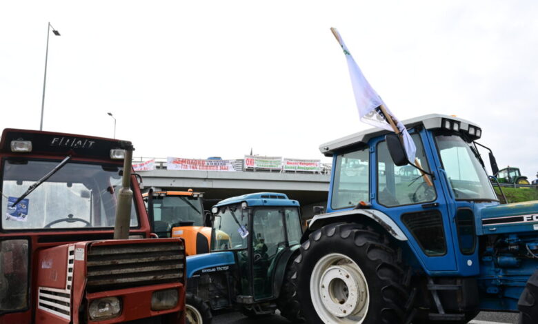 Συναγερμός-στην-κυβέρνηση-για-τα-μπλόκα-των-αγροτών:-Το-κάλεσμα-Μητσοτάκη-σε-διάλογο-και-οι-αιχμηρές-παρεμβάσεις-Καραμανλή-και-Σαμαρά