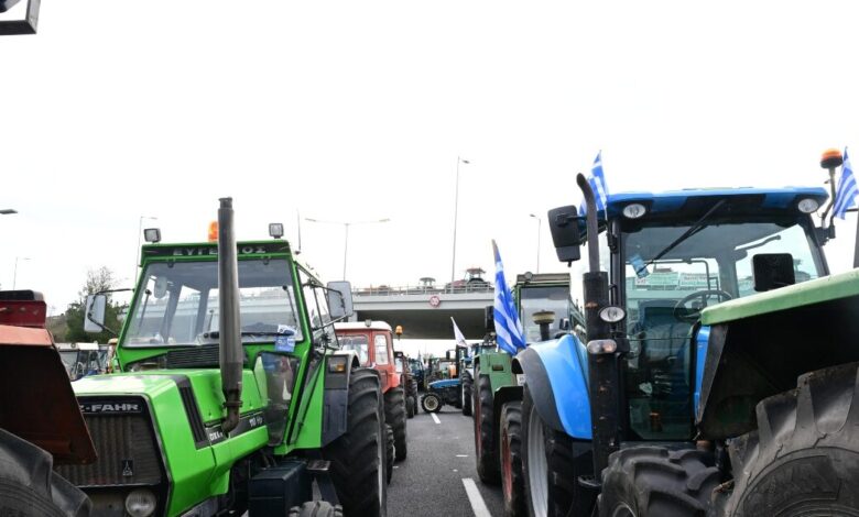 Σκληραίνουν-τη-στάση-τους-οι-αγρότες:-Μπλόκα-και-σε-παράδρομους,-επόμενος-στόχος-λιμάνια-και-αεροδρόμια