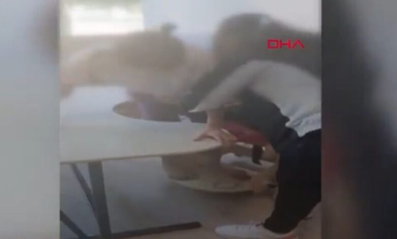 Εξοργιστικό-βίντεο-από-την-Τουρκία:-Έδεσαν-μαθητές-με-αυτισμό-με-σχοινιά-στα-θρανία-για-να-κάνουν-μάθημα