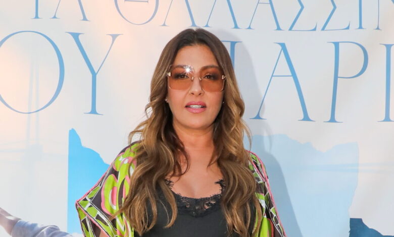 Έλενα-Παπαρίζου:-Ο-Κωστής-Μαραβέγιας-την-αντικαθιστά-στα-σημερινά-γυρίσματα-του-«the-voice-of-greece»