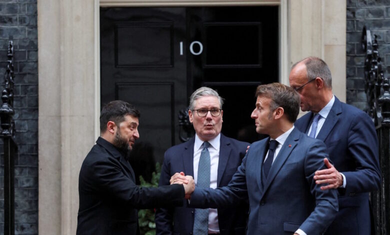 Μακρόν,-Στάρμερ-και-Μερτς-«βάζουν-πλάτη»-στον-Ζελένσκι-–-Στο-προσκήνιο-εγγυήσεις-ασφαλείας-στην-Ουκρανία