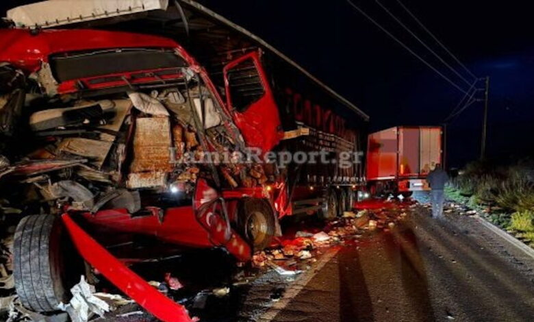 Σοκαριστικό-τροχαίο-έξω-απο-την-Αμφίκλεια:-Μετωπική-σύγκρουση-δύο-φορτηγών-–-Παρέσυραν-και-αυτοκίνητο