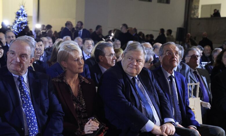 Αιχμές-Καραμανλή-στην-κυβέρνηση:-Δεν-αρκεί-να-λέμε-ότι-η-δημοκρατία-υπάρχει-–-Τα-θερμά-λόγια-που-αντάλλαξαν-με-τον-Ευάγγελο-Βενιζέλο