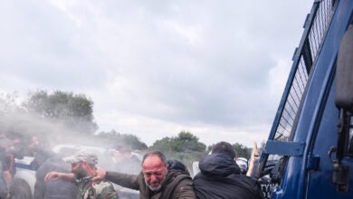 Αμετακίνητοι-στα-μπλόκα-οι-αγρότες:-Τι-ζητούν-από-την-κυβέρνηση-για-να-ανοίξουν-τους-δρόμους-–-Συλλήψεις-για-τα-σοβαρά-επεισόδια-στην-Κρήτη