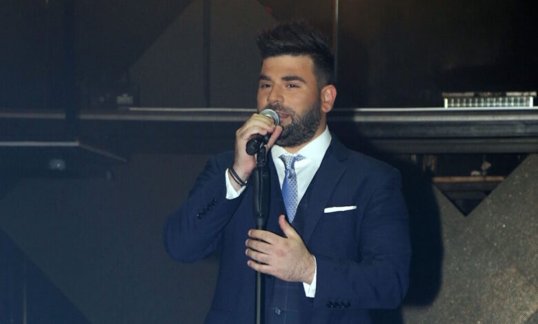 Παντελής-Παντελίδης:-Εκδικάστηκαν-οι-αποζημιώσεις-για-το-τροχαίο-–-48.000-ευρώ-σε-Κυριάκου-και-Αρναούτη-δίνει-η-οικογένεια-του-τραγουδιστή