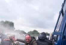 Αμετακίνητοι-στα-μπλόκα-οι-αγρότες:-Τι-ζητούν-από-την-κυβέρνηση-για-να-ανοίξουν-τους-δρόμους-–-Συλλήψεις-για-τα-σοβαρά-επεισόδια-στην-Κρήτη