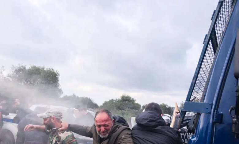 Αμετακίνητοι-στα-μπλόκα-οι-αγρότες:-Τι-ζητούν-από-την-κυβέρνηση-για-να-ανοίξουν-τους-δρόμους-–-Συλλήψεις-για-τα-σοβαρά-επεισόδια-στην-Κρήτη