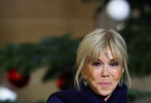 Η-Μπριζίτ-Μακρόν-αποκάλεσε-«βρωμιάρες-σκύλες»-φεμινίστριες-που-διαδήλωναν-έξω-από-θέατρο