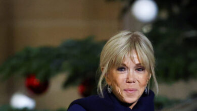 Η-Μπριζίτ-Μακρόν-αποκάλεσε-«βρωμιάρες-σκύλες»-φεμινίστριες-που-διαδήλωναν-έξω-από-θέατρο