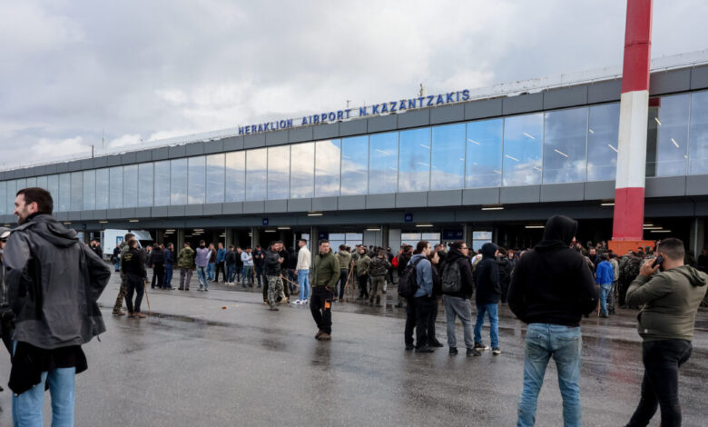 Μετωπική-Μαξίμου-με-τους-αγρότες:-Σκληρή-στάση-σε-ακραίες-μορφές-διαμαρτυρίας-και-μήνυμα-στον-Καραμανλή-με-αναφορές-στο-«πακέτο-Χατζηγάκη»