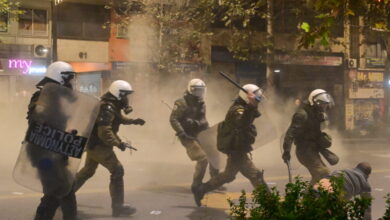 Εξάρχεια:-Επίθεση-αγνώστων-με-5-μολότοφ-κατά-διμοιρίας-των-ΜΑΤ