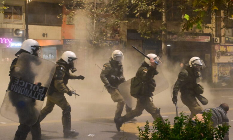 Εξάρχεια:-Επίθεση-αγνώστων-με-5-μολότοφ-κατά-διμοιρίας-των-ΜΑΤ