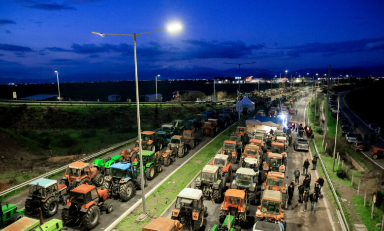 Μπλόκα-αγροτών:-Εντείνονται-οι-κινητοποιήσεις,-αποκλεισμένη-σε-πολλά-σημεία-η-χώρα