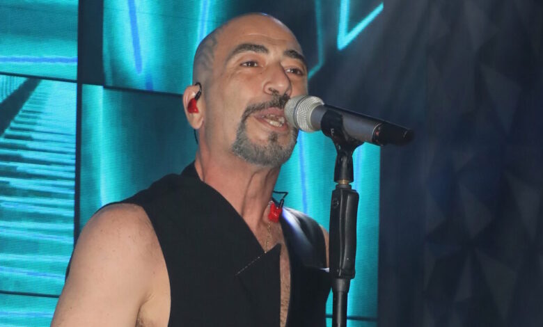 Βαλάντης:-Έφτυσε-τους-μουσικούς-του-στην-πίστα-–-«Ήταν-μια-τσίχλα»-είπε-ο-τραγουδιστής-που-ζήτησε-συγγνώμη