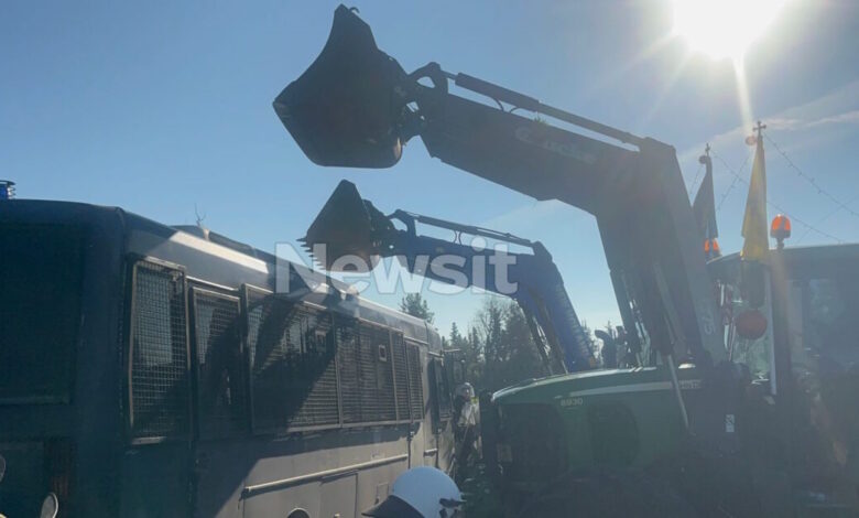 Θεσσαλονίκη:-Οι-αγρότες-έχουν-κλείσει-την-πρόσβαση-προς-το-αεροδρόμιο-Μακεδονία