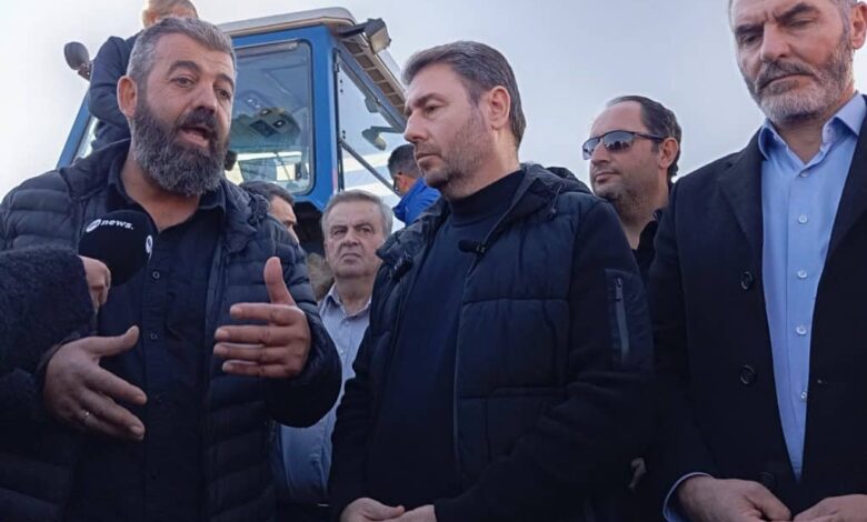 Στο-μπλόκο-του-Λόγγου-βρέθηκε-ο-πρόεδρος-του-ΠαΣοΚ-Νίκος-Ανδρουλάκης