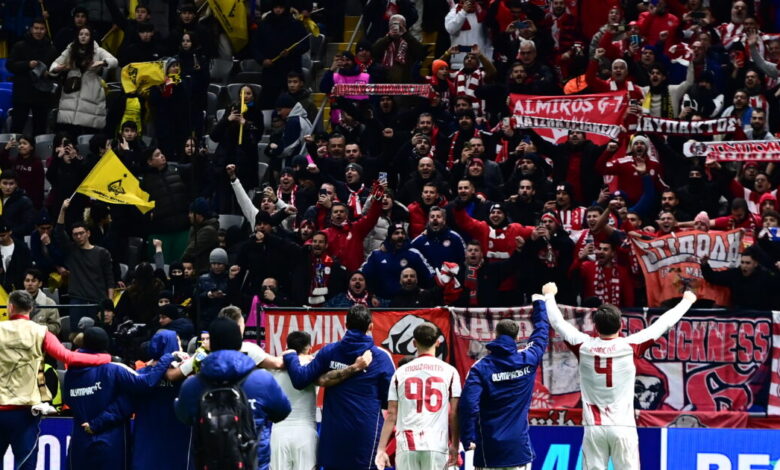 Καϊράτ-Αλμάτι-–-Ολυμπιακός:-Οι-πανηγυρισμοί-των-οπαδών-με-τους-ερυθρόλευκους-παίκτες-για-το-«διπλό»-στο-champions-league