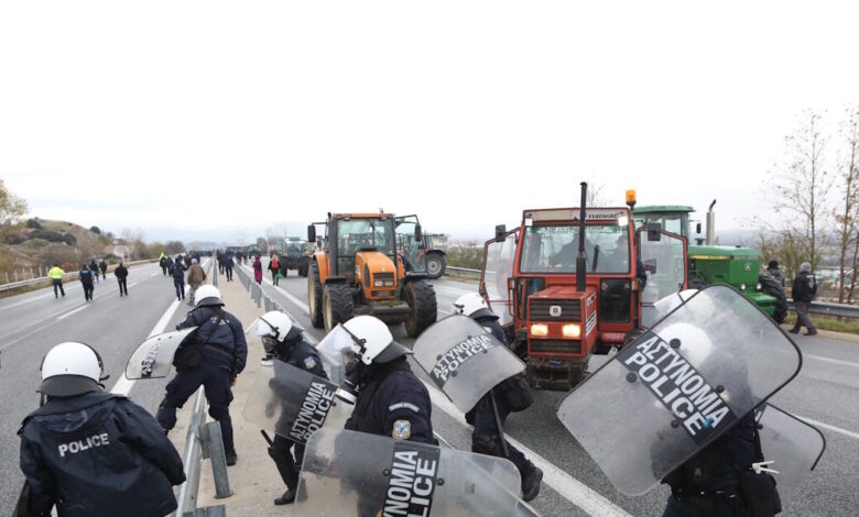 Η-ΕΛΑΣ-διαψεύδει-τα-δημοσιεύματα-περί-χρήσης-«πλαστικών-σφαιρών»-από-αστυνομικούς-κατά-αγροτών-στα-μπλόκα-στην-Κρήτη