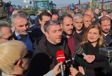 Στα-μπλόκα-των-Τρικάλων-ο-Ανδρουλάκης:-«Ήρθα-για-λύσεις»