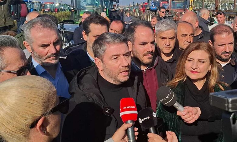 Στα-μπλόκα-των-Τρικάλων-ο-Ανδρουλάκης:-«Ήρθα-για-λύσεις»