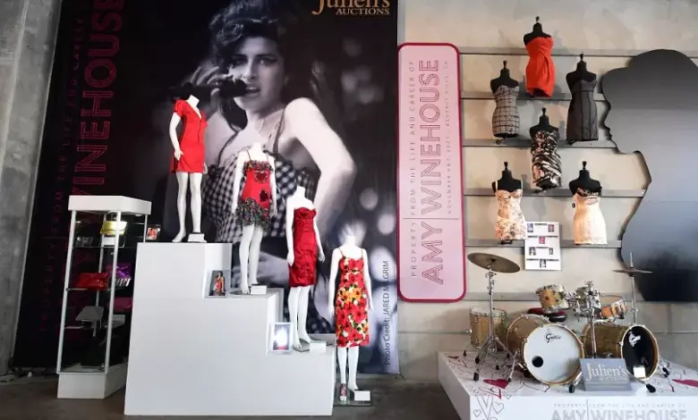 Στα-δικαστήρια-ο-πατέρας-και-φίλες-της-amy-winehouse,-κυνηγώντας-τα-λεφτά