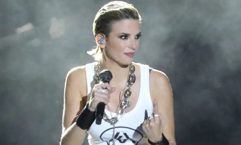 Η-Κατερίνα-Λιόλιου-στηρίζει-τους-αγρότες:-Πήγε-στα-μπλόκα-και-τους-τραγούδησε