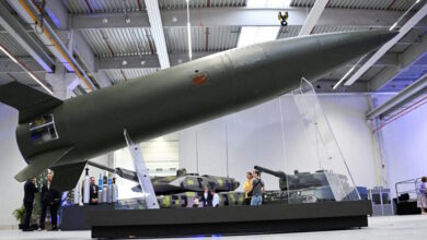 Η-γερμανική-βιομηχανία-όπλων-εύχεται-καλά-Χριστούγεννα-με-ημερολόγιο-σε-σχήμα-άρματος-μάχης