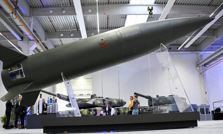 Η-γερμανική-βιομηχανία-όπλων-εύχεται-καλά-Χριστούγεννα-με-ημερολόγιο-σε-σχήμα-άρματος-μάχης