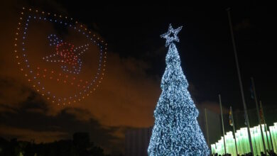 Ο-Νίκος-Δένδιας-στη-φωταγώγηση-του-χριστουγεννιάτικου-δέντρου-στο-στρατόπεδο-«Παπάγου»:-«Εμπεριέχει-βαθύτατο-χριστιανικό-συμβολισμό»